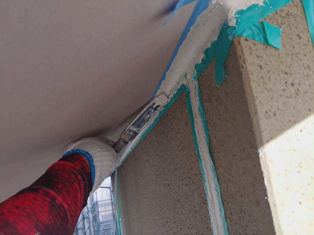 へらでシーリング材を均す